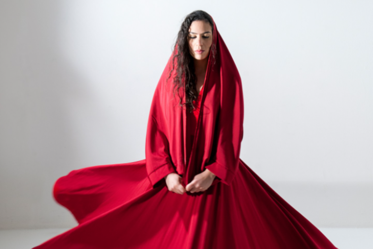 Rana Gorgani en rouge